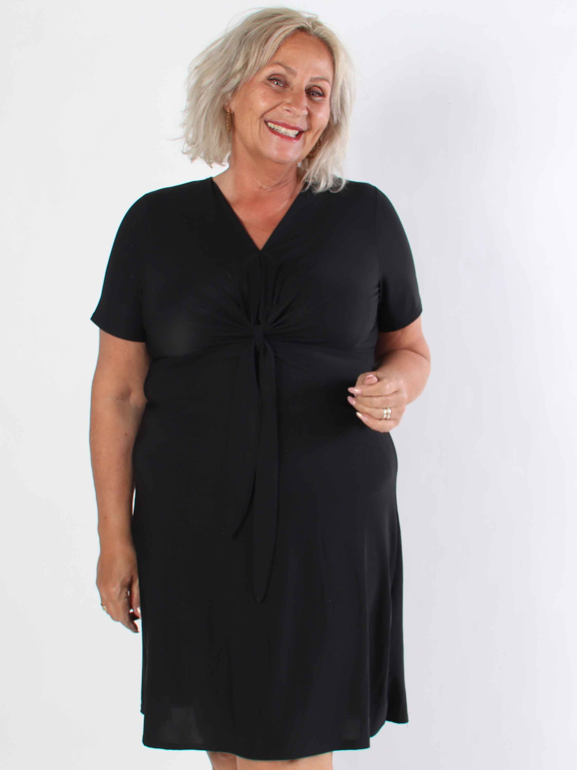 Molly Plain Short - Elastisk plus size klänning med fin knytdetalj framtill